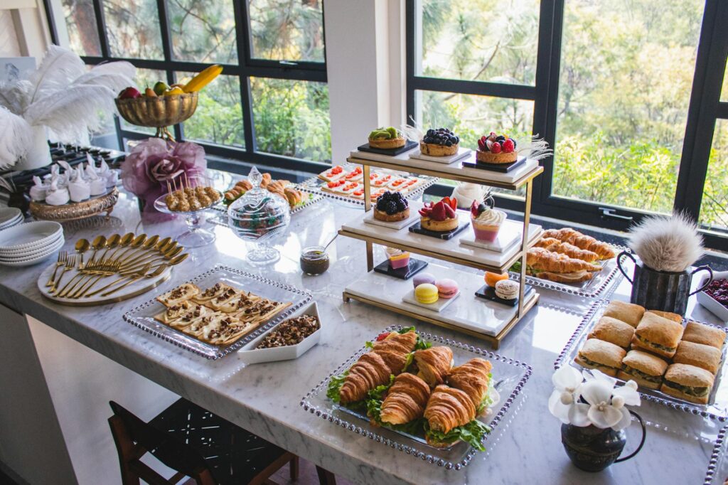 Buffet gastronomique élégant avec viennoiseries et pâtisseries raffinées
