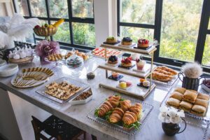 Buffet gastronomique élégant avec viennoiseries et pâtisseries raffinées
