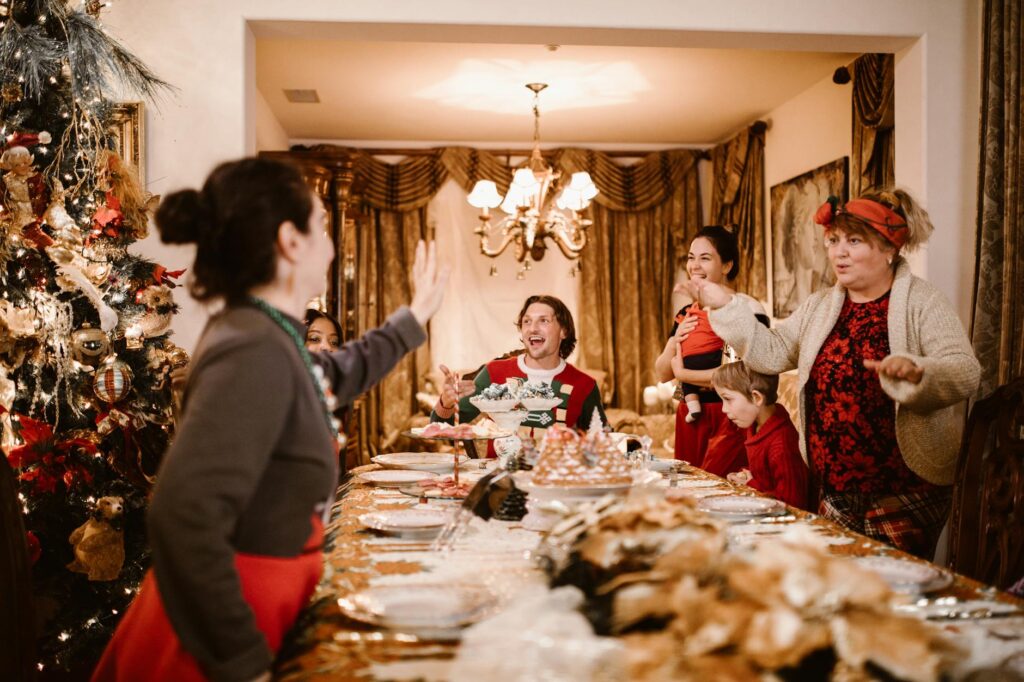 Famille réunie autour d'une grande table décorée pour le brunch de Noël