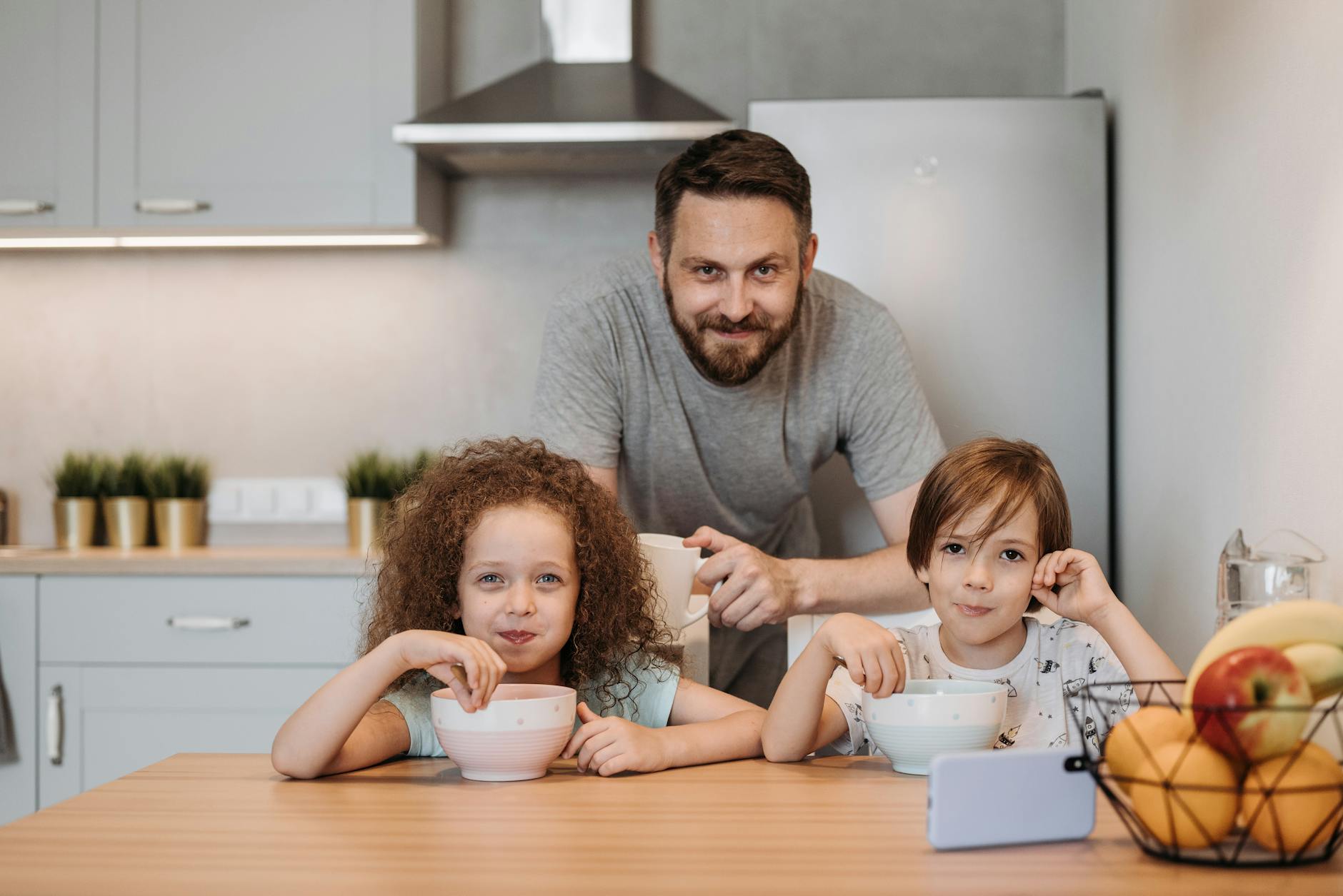 Père et enfants partageant un brunch convivial autour d'une table en famille